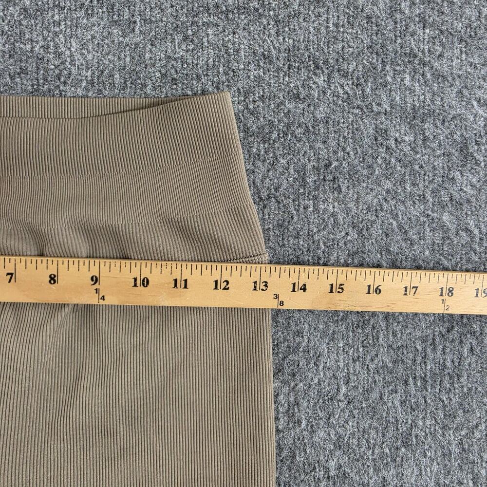 Alo Yoga Shorts Womens XS Seamless Ribbed Favorite Biker Beige Yoga Pilates Gym - Picture 12 of 15